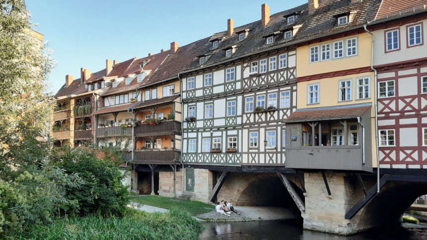 Eines der Wahrzeichen von Erfurt ist die Krämerbrücke, die längste durchgehend mit Häusern bebaute und bewohnte Brücke Europas