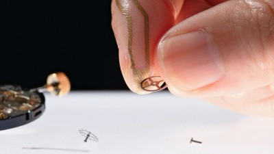 Der ultradünne Nanomesh-Sensor trägt sich wie eine zweite Haut auf der Fingerkuppe. Er kann so den ausgeübten Druck messen, ohne dass dabei der Tastsinn beeinträchtigt wird