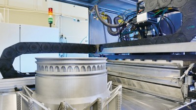 Mehrere Laser am Fraunhofer ILT in Aachen verwandeln Metallpulver per 3D-Druck in ein Demonstrator-Bauteil für die zukünftige Triebwerksgeneration von Rolls-Royce