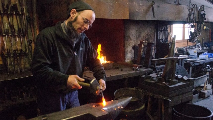 Das Schmiedehandwerk stirbt langsam aus, aber Reto Zürcher hat eine Marktlücke gefunden: Er fertigt mittelalterliche Waffen nach altem Vorbild