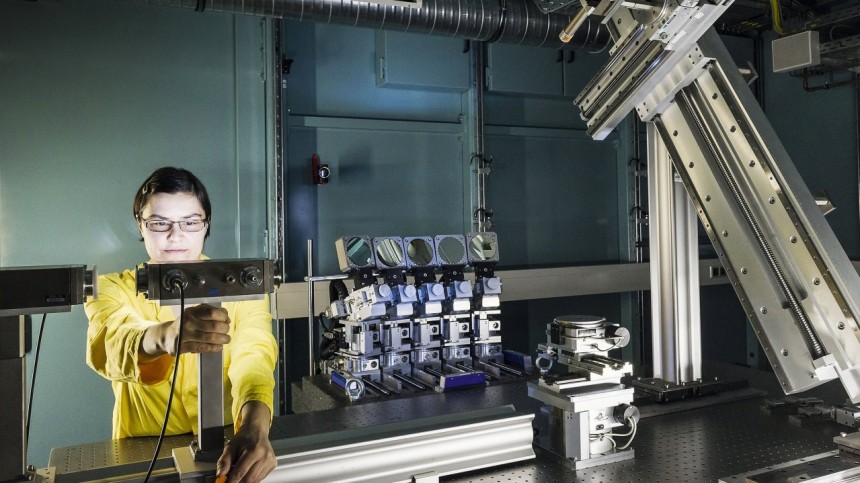 Tonya Vitova beim Aufbau des Röntgenemissionsexperiments an der CAT-ACTBeamline (High energy beamline for CATalysis and ACTinide Research). Neben ihr ist das hochauflösende Röntgen- emissionsspektrometer mit fünf Analysatorkristallen zu sehen