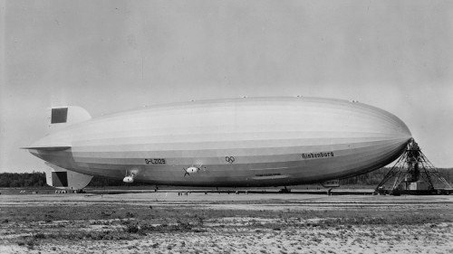 Zeppelin LZ 129 „Hindenburg“ nach der Landung in Lakehurst, USA [7]