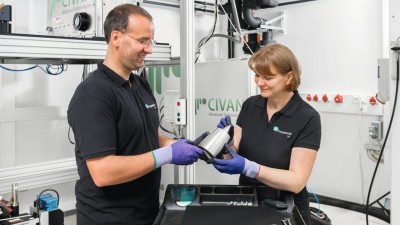 Der 13-Kilowatt-Laser kann dank des „Coherent Beam Combinings“ im laufenden Betrieb Energieverteilungsmuster im Vergleich zu herkömmlichen spiegelbasierten Methoden tausendmal schneller erzeugen. Diese Geschwindigkeit macht es erstmals möglich, die dynamische Strahlformung für die additive Fertigung von Metallen einzusetzen. Im Rahmen von „ShapeAM“ testen die Forscher das neue CIVAN-System, um verbesserte Werkstoffeigenschaften zu erzielen