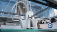 3D-Drucker können bei Lieferengpässen Versorgungslücken schließen. Leitlinien und Plattformen wie die am TÜV Süd entwickelten, helfen bei der Umsetzung regulatorischer Anforderungen