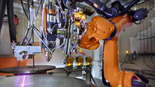Roboteranlage mit LMD-Bearbeitungskopf und integriertem Laser-Linienscanner scannt das additiv gefertigte Reparaturvolumen auf dem Bauteil 
