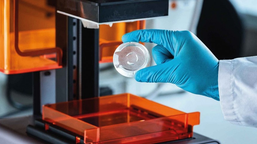 In 3D-gedruckten Kammern mit personalisierten Formen soll künftig transplantationsfähiges, körpereigenes Gewebe gezüchtet werden (Foto: Till Budde)