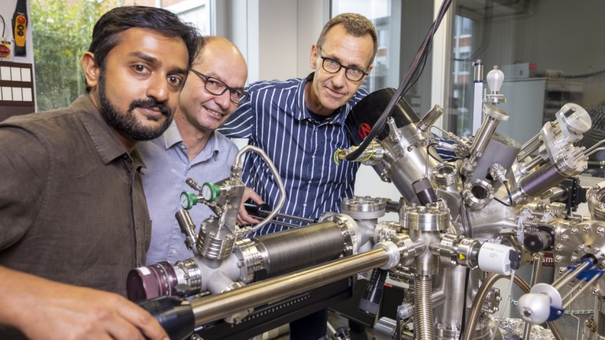 Die Empa-Forscher Shantanu Mishra, Pascal Ruffieux und Roman Fasel (v.l.n. r.) an einer Ultrahochvakuum-Anlage zur Herstellung von Triangulen Spinketten (Foto: Gian Vaitl / Empa)