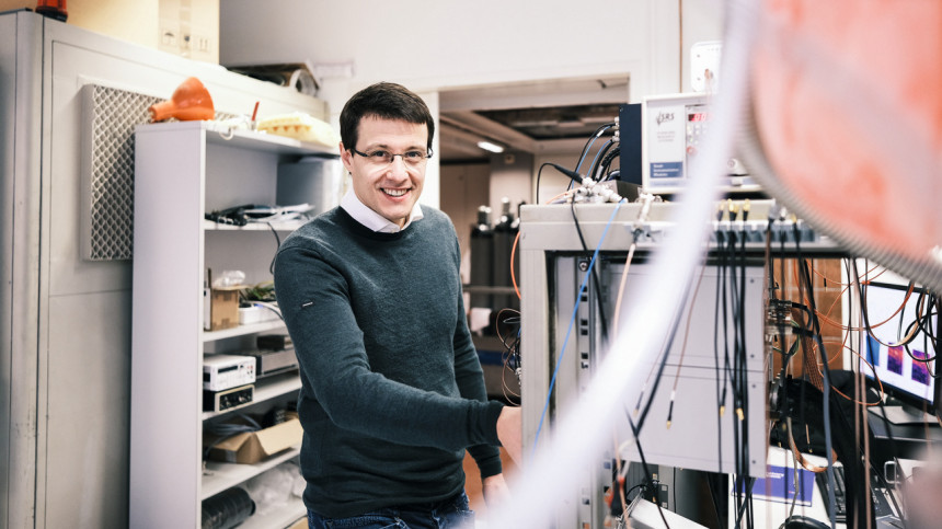 Mickael L. Perrin in seinem Labor an der Empa. Hier will er mit Hilfe von Graphen-Nanobändern eine Quantenwärmekraftmaschine entwickeln, die aus Wärme Strom erzeugt und bei Raumtemperatur funktioniert (Foto: Empa)