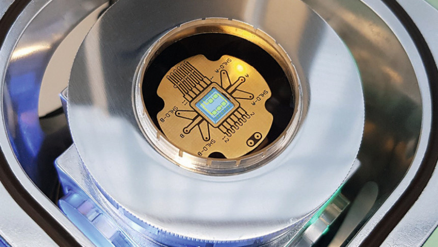 Chips aus dem Tiefkühlfach: Ob Elektronik fit genug für die  Quantenforschung ist, verrät die Kryomessung am Fraunhofer IZM;  Geräteaufbau mit einer Skizze des Testchips