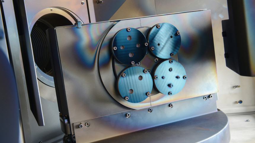 Innenansicht der neuen Diamond-Like-Carbon- Beschichtungsanlage am Fraunhofer IPT