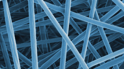 Diese 6000-fach vergrößerten Nanofasern aus einem Polymergemisch setzen bei bestimmter Wärme ein antimikrobielles Mittel frei
