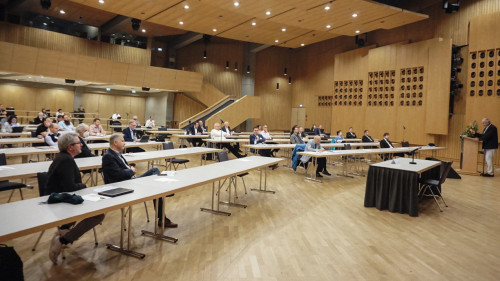 Schauplatz einer der ersten Präsenzveranstaltungen der Branche war der Tagungssaal im Edwin Scharff Haus in Neu-Ulm, wo Forscher, Unternehmer und Branchenvertreter beim Ulmer Gespräch zusammentrafen