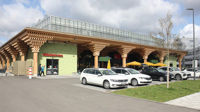 Urbane Landwirtschaft: Supermarkt mit feuerverzinkter Dachfarm in Wiesbaden (Foto: Public Domain)