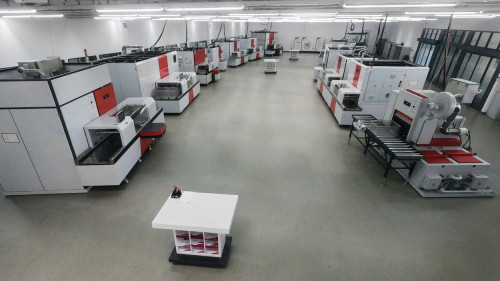 Im Kompetenz-Zentrum der Pero AG in Königsbrunn stehen 15 bis 17 Serien-Reinigungsanlagen, auf denen regelmäßig  Testreinigungen von Kundenbauteilen durchgeführt und neue Technologien präsentiert werden  