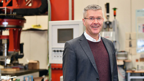 Professor Jens P. Wulfsberg hält erhebliche Energieeinsparungen in der Produktion für machbar
