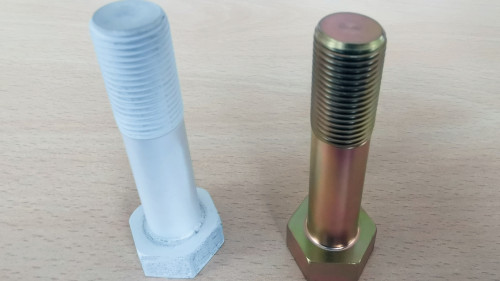 Verbindungselemente für die Luft- und Raumfahrt mit Aluminiumlegierungsbeschichtung (links) und  Cadmiumbeschichtung (rechts) im Vergleich