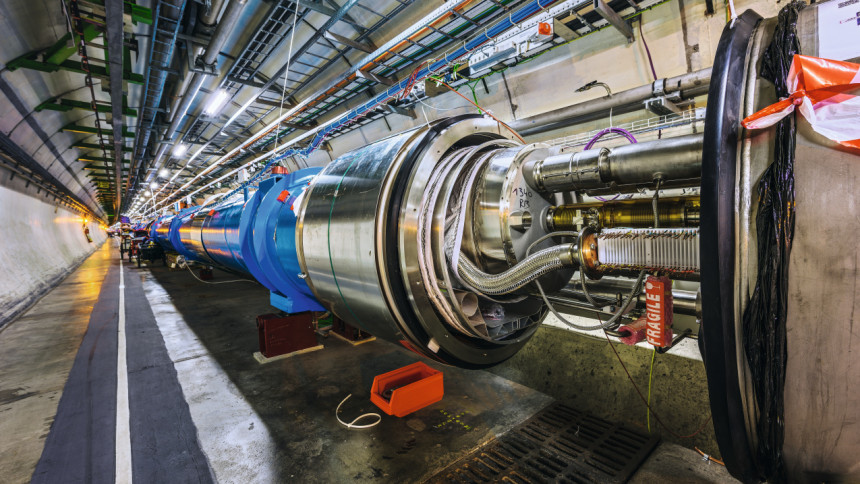 Geöffneter Teilchenbeschleuniger  LHC in Genf. Die aus galvanisierten  Aluminiumprofilen zusammen- gesetzte 30 Kilometer lange Röhre  ist von supraleitenden Elektro- magnetspulen eingefasst 