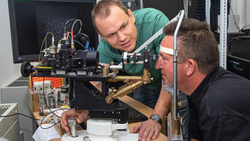 Mikroskopische Untersuchung der Hornhaut am Laboraufbau eines prototypischen Laserscanning-Mikroskops (Foto: Universität Rostock/Julia Tetzke)