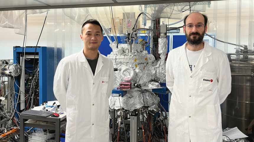 Die Empa-Forscher Shih-Chi Yang (links) und Romain Carron bei der Beschichtungsanlage für die CIGS-Schicht