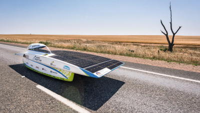 Dieses Solarfahrzeug wird ausschließlich durch Sonnenenergie angetrieben. Es soll die Vorteile grüner Energie aufzeigen