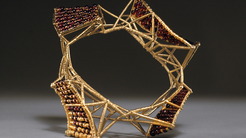 „Swoop“-Armband aus geschweißtem Edelstahl, galvanisch geformtem Kupfer,  galvanisch geformtem 24-karätigem Gold und Granat-Edelsteinen