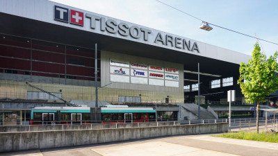Die Tissot-Arena in Biel. Auf dem riesigen Areal gibt es ein Fußballstadion, eine Eissporthalle und Tagungsräume aller Art