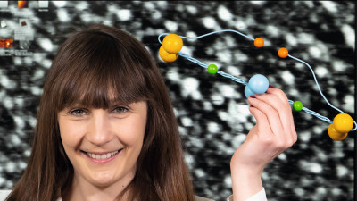 Die Jenaer Doktorandin Maja Struczynska mit dem Modell eines einzelnen Fibrinogenmoleküls
