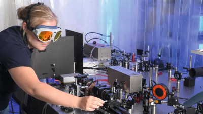 Mit einem speziellen Lasersystem hat das LZH die Alexandrit-Kristalle aus europäischer Herstellung auf Wettbewerbsfähigkeit getestet