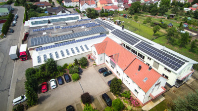 Die Strähle-Galvanik GmbH in Zaisenhausen: die Dachflächen sind komplett mit Solarzellen bestückt