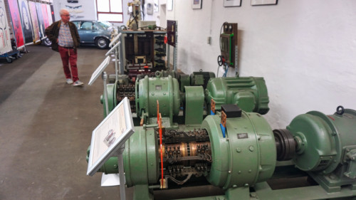 Gleichstromgeneratoren aller Art – die Grundlage für die industrielle Galvanotechnik – sind im Untergeschoss des Museums ausgestellt, das Thilo von Vopelius gerade abschreitet