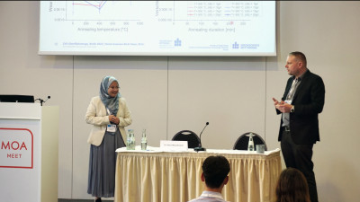 Nurul Amanina Binti Omar aus Mittweida mit Dr. Klaus Woyczykowski, der die Vorträge der jungen Kollegen moderierte und für die Galvanotechnik hier zusammenfasste