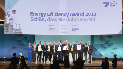 Auf dem dena Energiewende-Kongress in Berlin wurden fünf Unternehmen für herausragenden Leistungen im Bereich Energie- und CO2-Einsparung mit dem Energy Efficiency Award 2023 ausgezeichnet