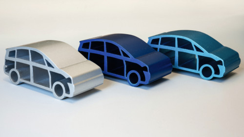 Abb. 1: Aluminiumprofilabschnitte (Audi A2) in verschiedenen Ausführungen. Links: Aluminium Rohling;  Mitte: eloxiert, gefärbt und Heißwasser verdichtet; rechts: eloxiert, gefärbt und Sol-Gel (transparent/matt) beschichtet.  Mit der AAACoat/Sol-Gel Beschichtung wird die elektrische Durchschlagfestigkeit nahezu verdoppelt   