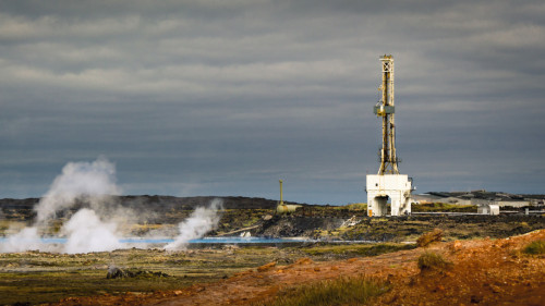 Geothermie-Kraftwerk Reykjanesvirkjun in Island mit hellblauem Abwassersee im Lavafeld