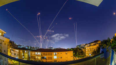 Abb. 1: Einsatz des Raketenschilds „Iron Dome“ bei einem Hamas-Raketenangriff  auf die südisraelische Stadt Ashdod  