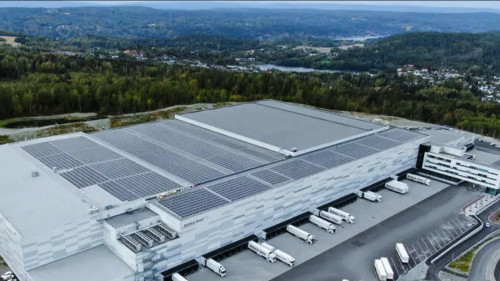 Die KACO new energy GmbH aus Neckarsulm hat Wechselrichter, die für die Photovoltaik-Anlage auf dem Dach eines Kühllagers in Vinterbro bestimmt sind, geliefert. Das Solarkraftwerk hat eine Leistung von 2 MW