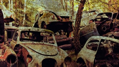 Illegaler Autoschrottplatz im Wald. Die Behörden achten zu wenig auf die Entsorgungsnachweise der Besitzer
