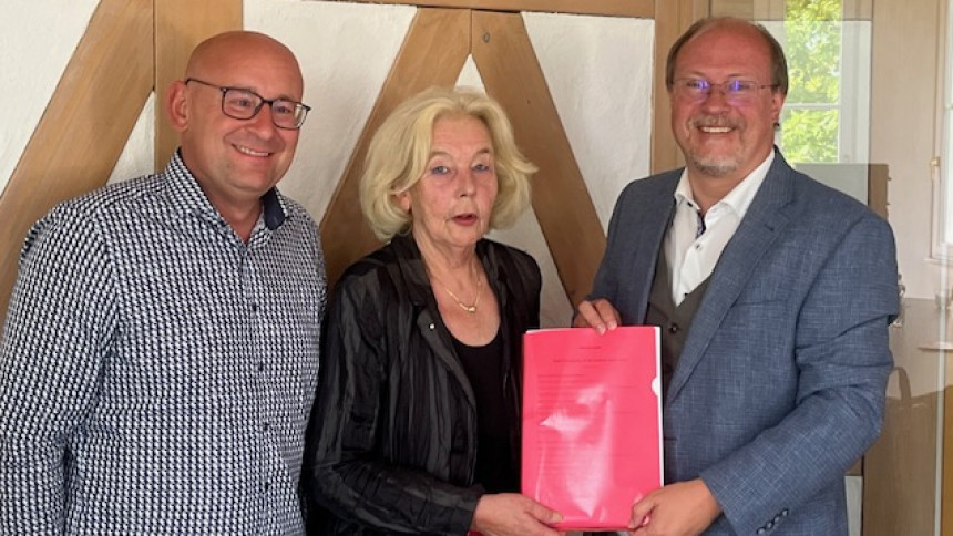 Klaus Decker, Frau Sylvia Leuze-Reichert (beide Geschäftsführung Leuze-Verlag) und Dr. Wolfgang Hansal bei der Manuskriptübergabe in Bad Saulgau