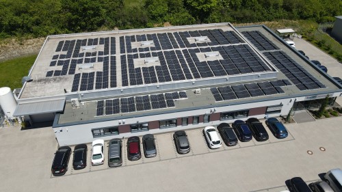 Mit der Solaranlage auf dem Dach der Fertigungshalle erzeugt kortec über 50% des Jahresenergiebedarfs selbst