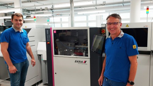 Hans Eichinger, Leiter der Digital Elektronik-Bestückung (rechts) und Mitarbeiter Mladen Glisic vor einem der beiden neuen Drucker
