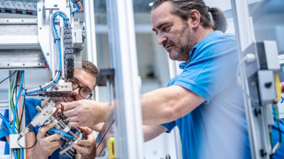 MÜKO fertigt in Weinstadt Sondermaschinen für flexible Montage- und Prüfautomation
