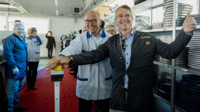 V.l.n.r.: Matti Lipsanen (CEO von OUMAN) und Alexander Wennergren Helm (CEO der Ernströmgruppen) bei der Inbetriebnahme der neuen SMT-Linie