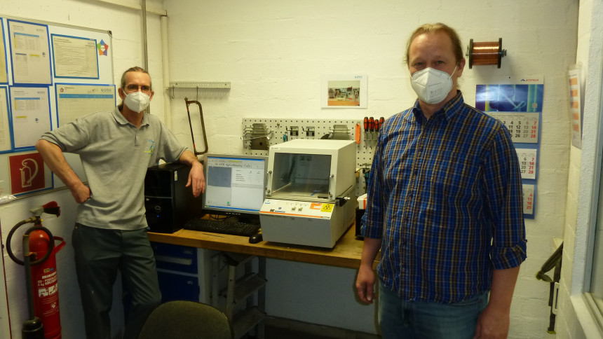 Hinter den Masken verbergen sich die Herren Manuel Söhnlein (E-T-A GmbH) und Manfred Hoos (Vertreter der Fachschule für Galvanotechnik in Nürnberg), kurz bevor das X-Ray den Standort wechselt. 