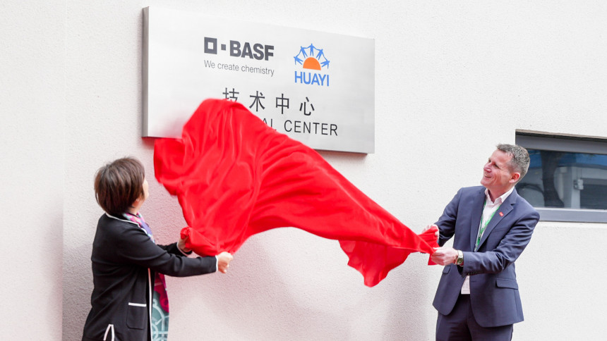 Jan Peter Bredehoeft, Senior Vice President, Operations &amp; Site Management Greater China, BASF und Hongmei Yang, Geschäftsführerin von Shanghai Huayi Fine Chemical Co., LTD eröffneten das technische Zentrum.