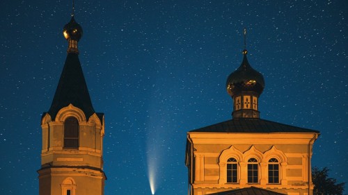 Abb. 1: Komet Neowise am 14. Juli 2020 hinter einer Kirche des Dorfes Korma im Bezirk Dobrush, Belarus
