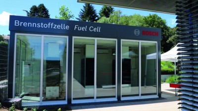 Abb. 1: Brennstoffzellen-Pilotanlage auf SOFC-Basis mit drei Brennstoffzellen-Geräten für stationäre Anwendungen, die die bestehende Stromversorgung des Werks in Wernau CO2-sparend ergänzt