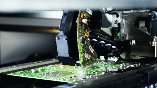 Einblicke in die SMD-Produktionslinie bei Liebherr Elektronik in Lindau 
