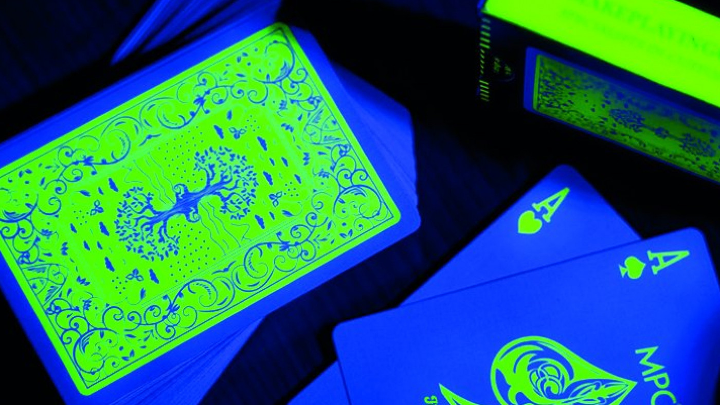 Pokerspiel mit fluoriszierenden Karten – aber sind sie auch gezinkt?