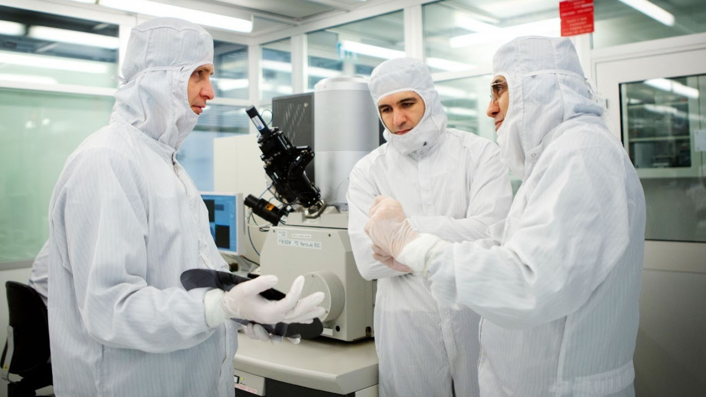 Die schwedische Tech-Firma Alixlabs forscht inzwischen in Dresden am Vorstoß in Chipstrukturen unterhalb von 10 Nanometern, wie es bisher nur TSMC und Samsung vermögen. Hier zu sehen: Dr. Dmitry Suyatin, Dr. Amin Karimi und Dr. Reza Jafari Jam von Alixlabs im Reinraum