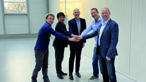 Robert Wade (Solarnative), Kenji Hirohata und Thomas Kempf (JUKI), Julian Mattheis (Gf. Solarnative) und Alex Nies (Gf. SMT Renting) in der neuen Produktionsstätte von Solarnative (von links)